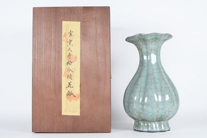Chinese fine crackled vase