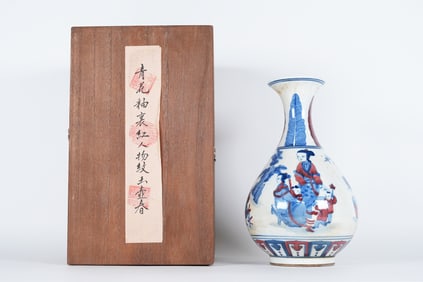 Chinese famille rose vase with box