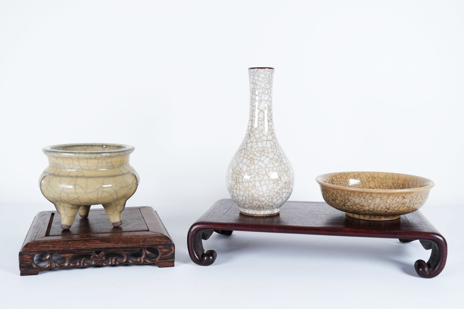 Lots Chinese crackled porcelains: Lots Chinese fine crackled porcelains, largest H: 4" x W: 4.5."