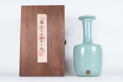 Chinese fine celadon vase with box
