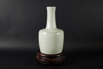 Chinese fine light green vase