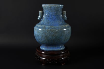 Chinese fine crackled vase