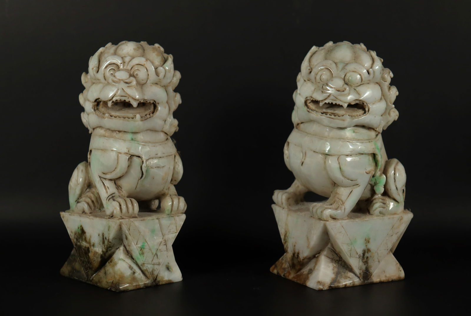 Lots Chinese jade lions: Lots Chinese fine jade lions, H: 7" x W: 3.5."