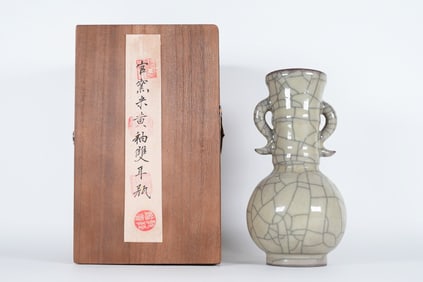 Chinese fine crackled vase