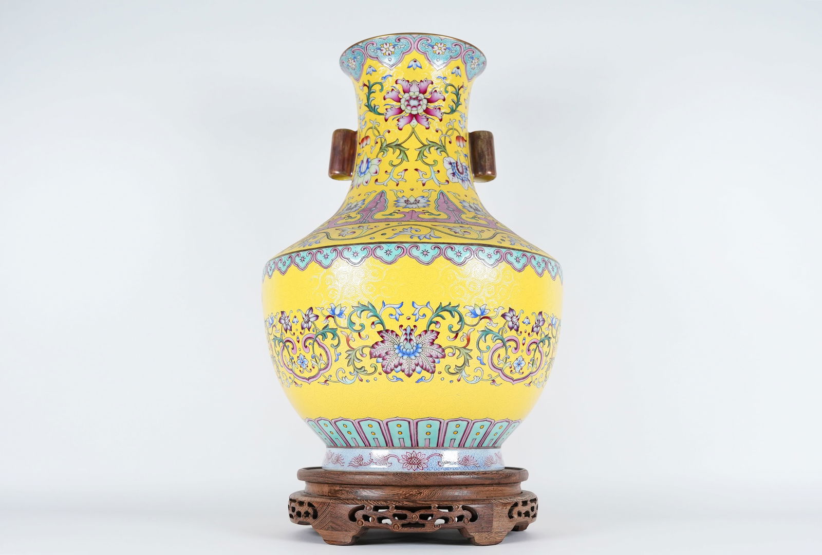 Chinese fine yellow handled vase (1 of 7)