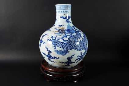 Chinese fine blue and white vase