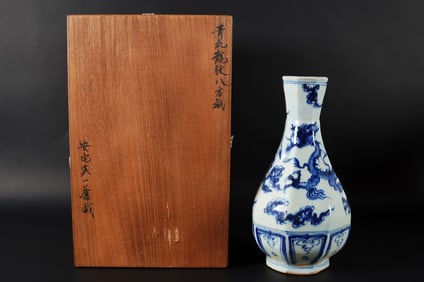 Chinese fine b/w vase with box