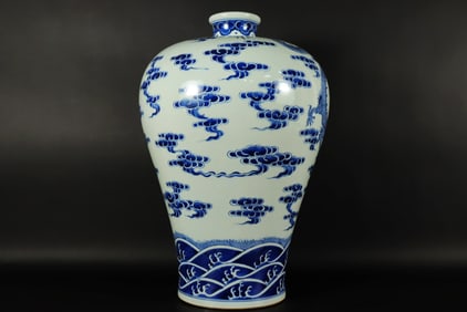 Chinese important blue white dragon vase