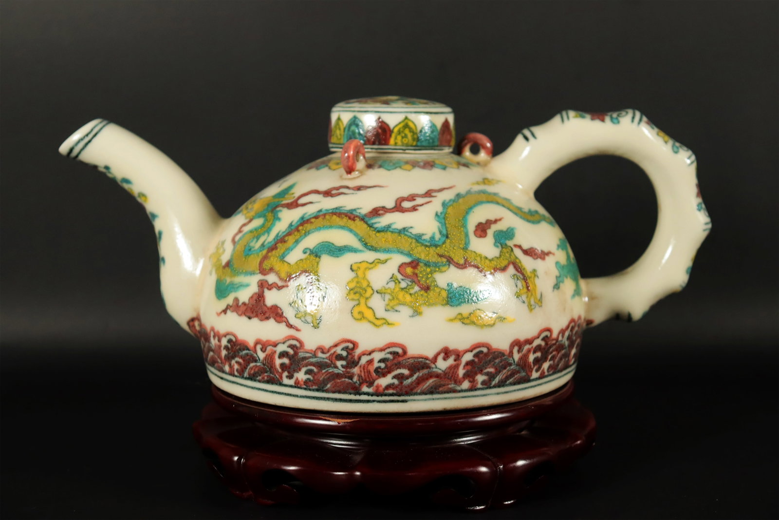 Chinese fine fancy teapot: Chinese fine fancy teapot. H: 4.5" x W: 12."