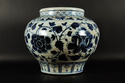 Chinese fine b/w jar