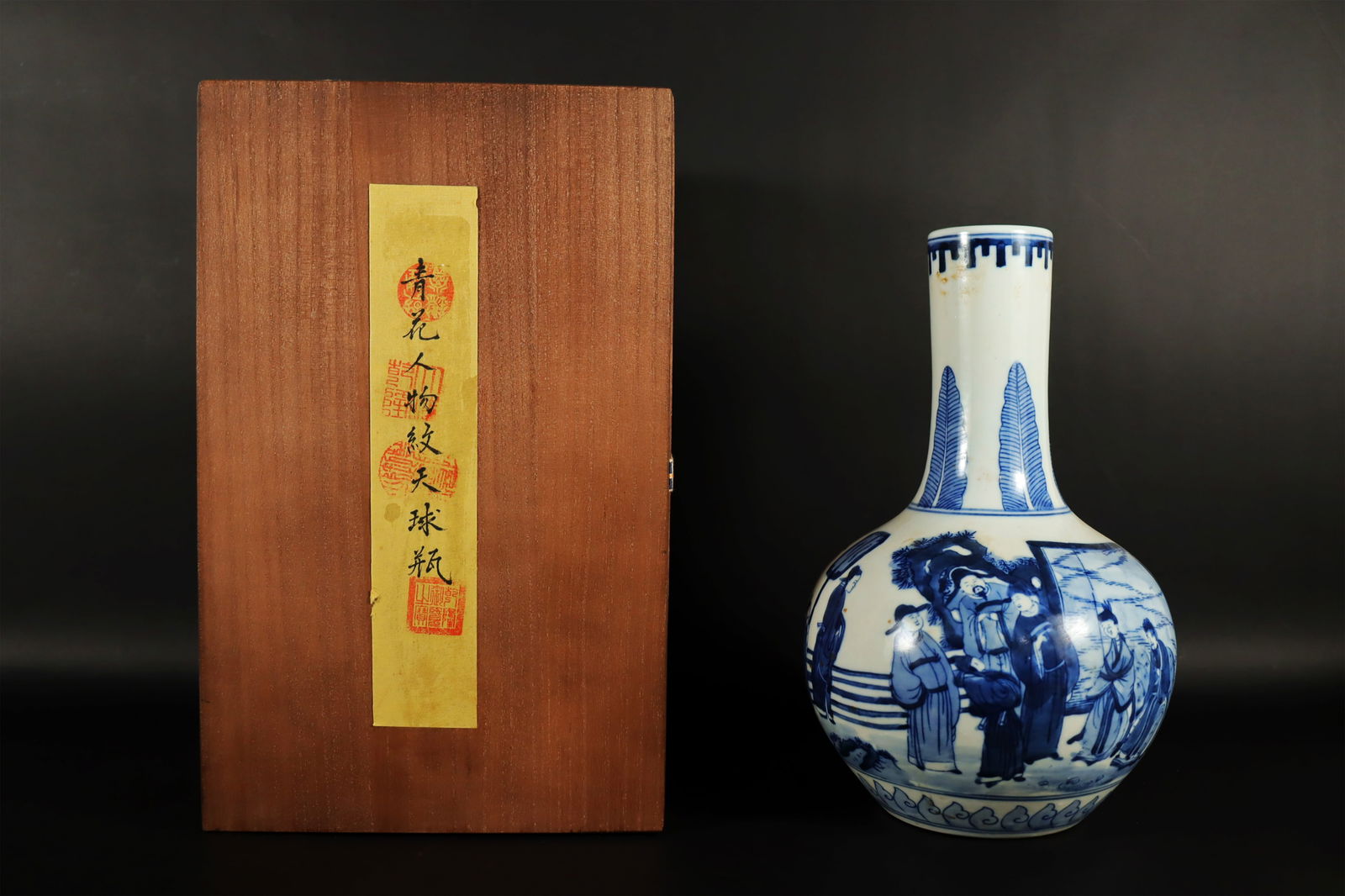 Chinese fine b/w vase (1 of 7)