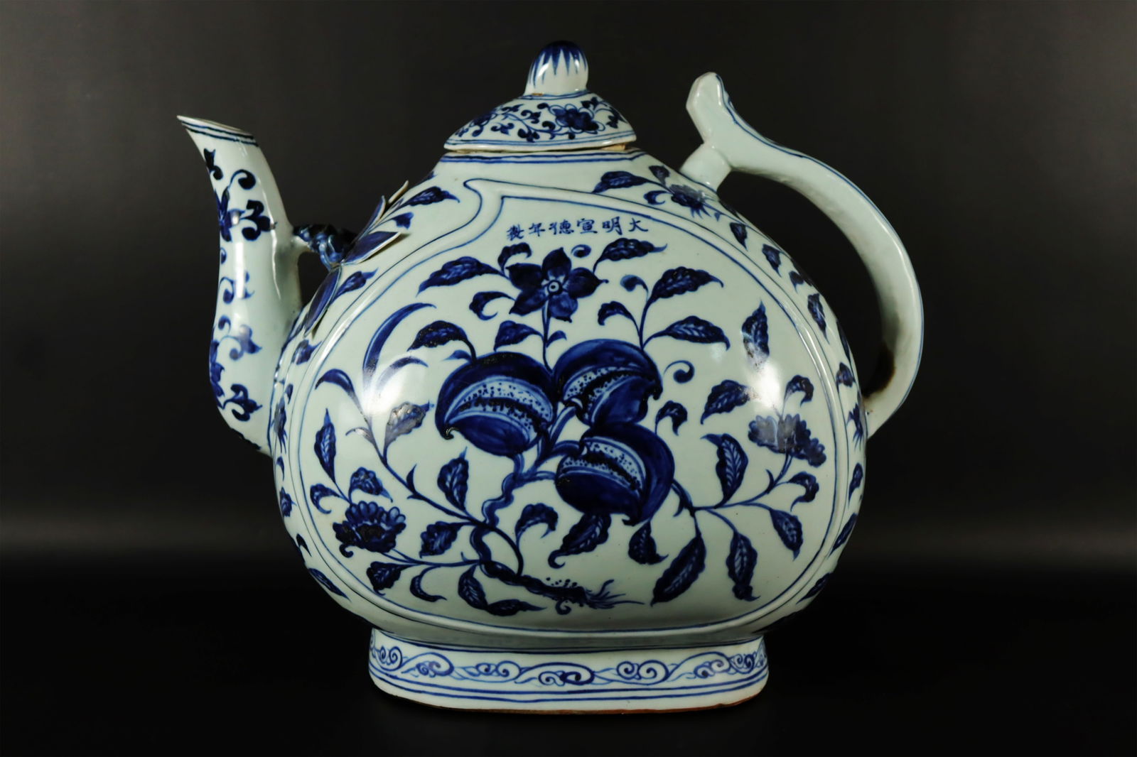 Chinese large b/w pot (1 of 7)