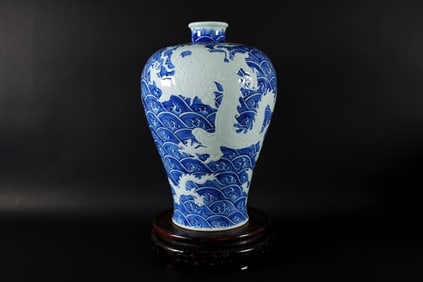 Chinese fine dragon vase
