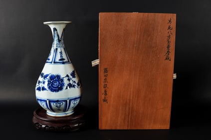 Chinese tall b/w vase with box