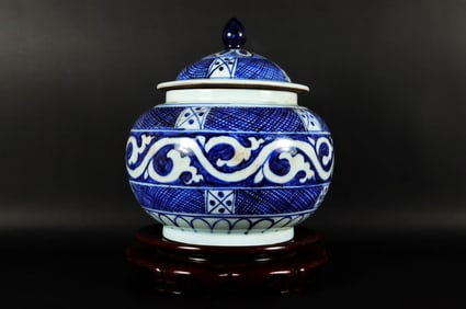 Chinese fine b/w lidded jar