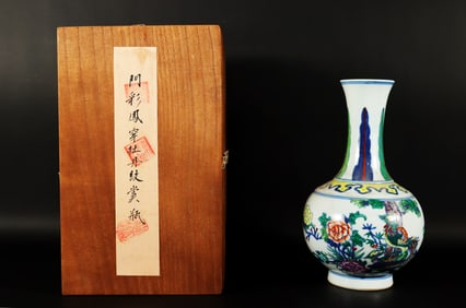 Chinese fine vase with wooden box
