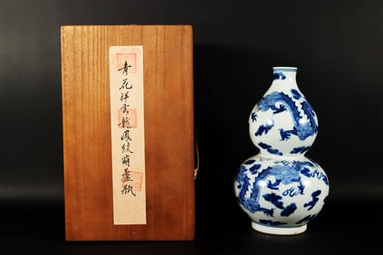 Chinese fine gourd vase with box