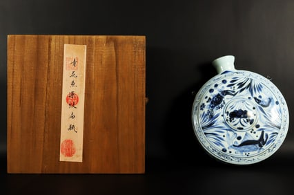 Chinese fine b/w vase with box
