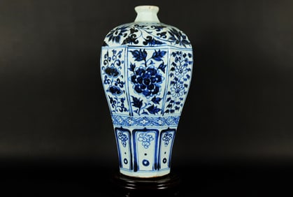 Chinese fine b/w floral vase
