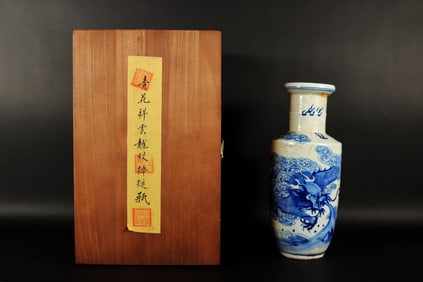 Chinese fine b/w vase with box