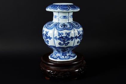 Chinese fine b/w vase