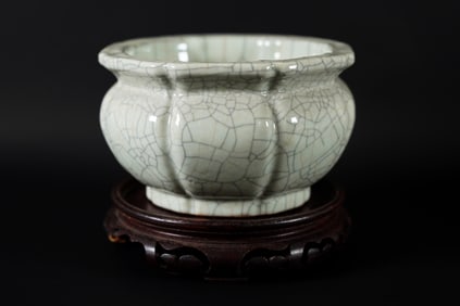 Chinese fine crackled pot