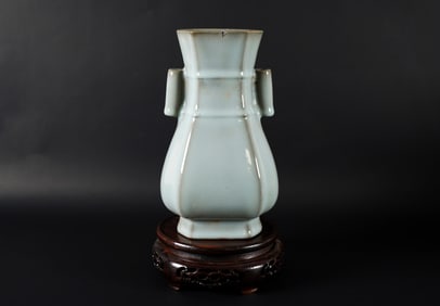 Chinese fine handled vase