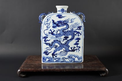 Chinese fine b/w dragon vase