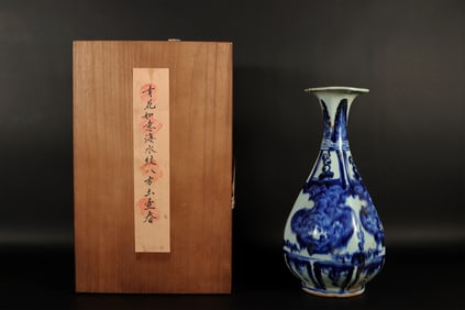Chinese tall b/w vase with box