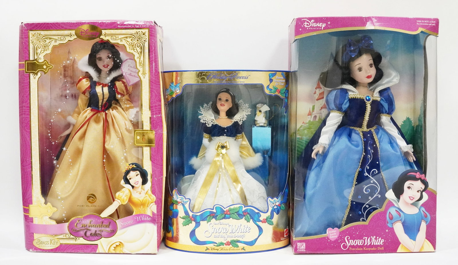Lots Snow White dolls: Lots Snow White dolls.