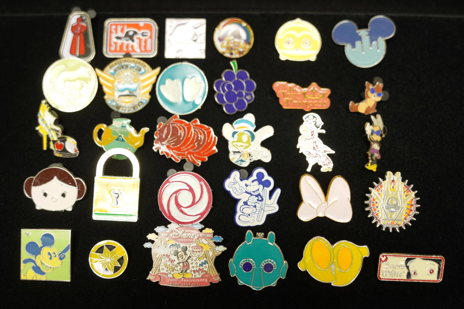Lots Disney vintage pins: Lots vintage Disney pins.