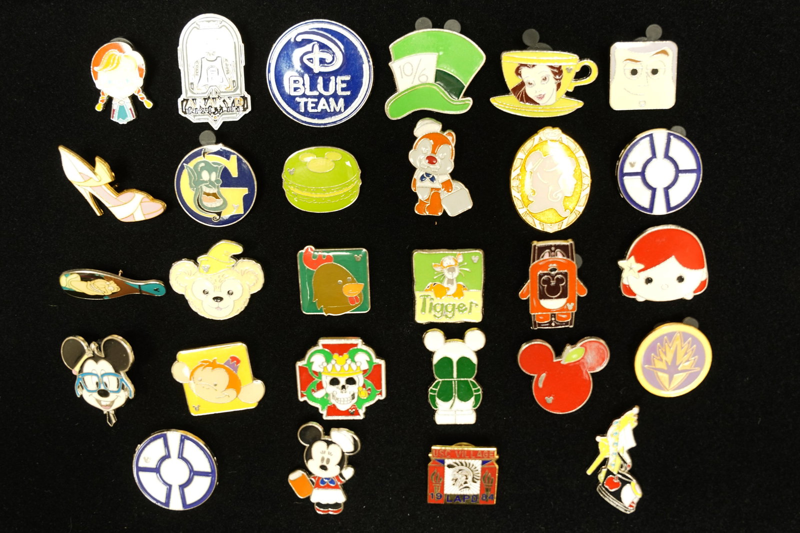 Lots Disney vintage pins: Lots vintage Disney pins.