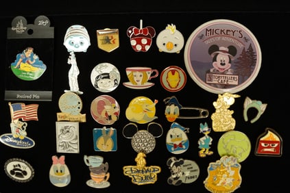Lots Disney vintage pins