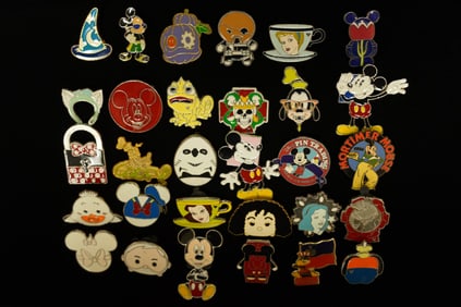 Lots Disney vintage pins