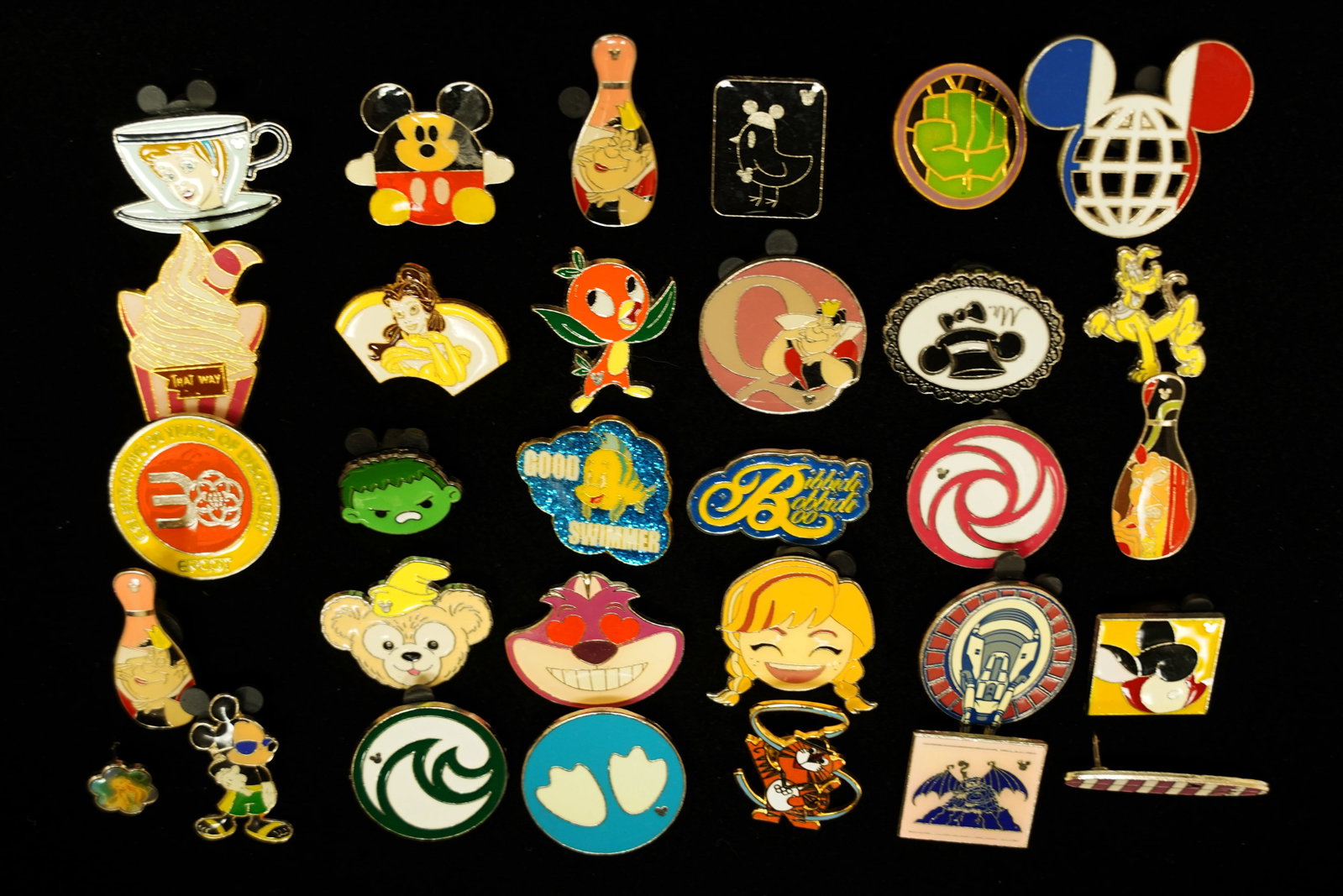 Lots Disney vintage pins: Lots Disney vintage pins.