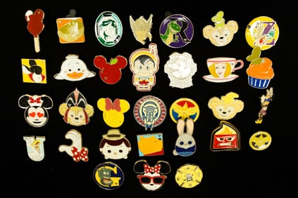 Lots Disney vintage pins