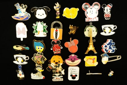 Lots Disney vintage pins
