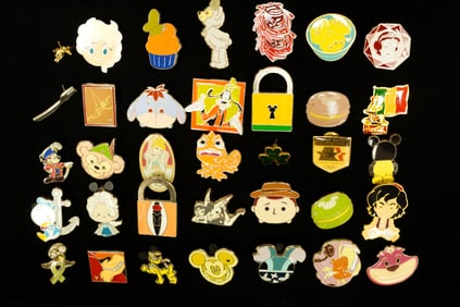 Lots Disney vintage pins