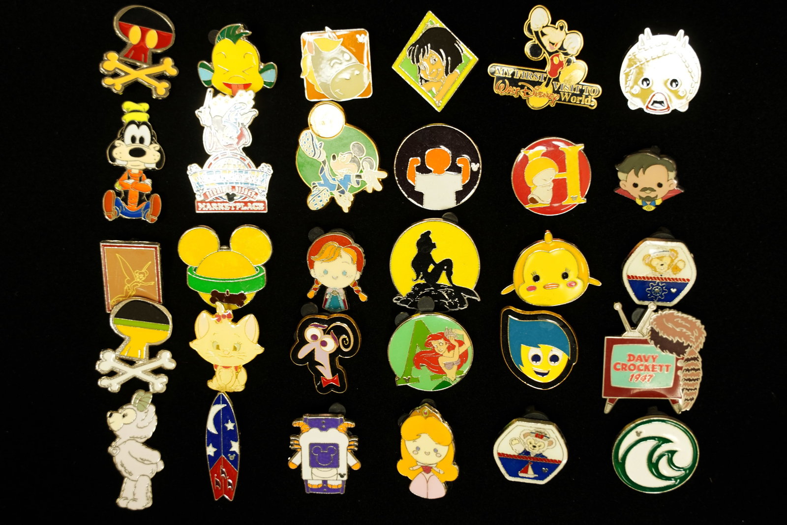 Lots Disney vintage pins: Lots Disney vintage pins.