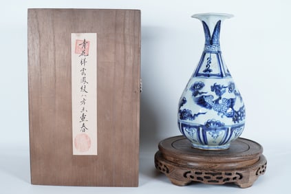 Chinese fine b/w vase with box