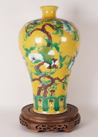 Chinese fine yellow vase