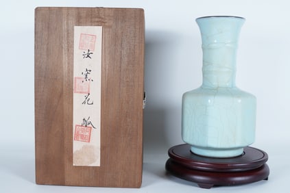 Chinese fine celadon vase with box