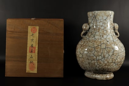 Chinese fine crackled vase with box
