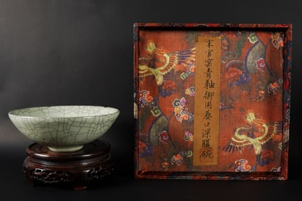 Chinese fine crackled bowl with box