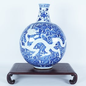 Chinese fine dragon b/w vase