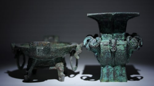 Lots Chinese bronze vessels