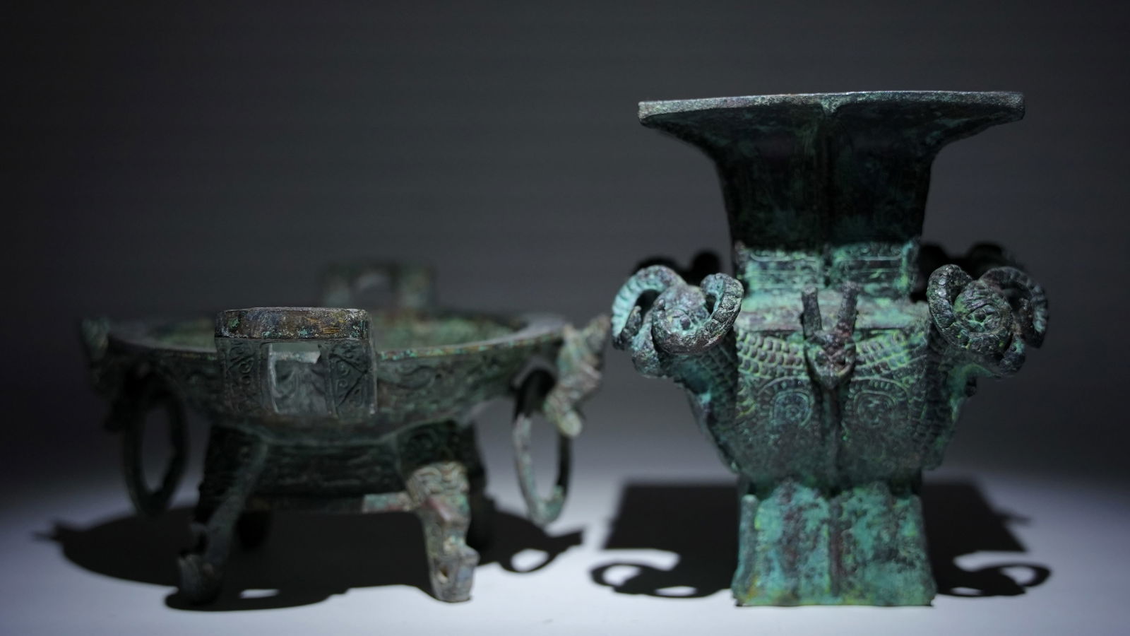 Lots Chinese bronze vessels (1 of 7)
