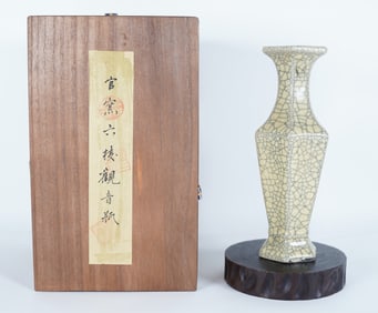 Chinese fine crackled vase with box