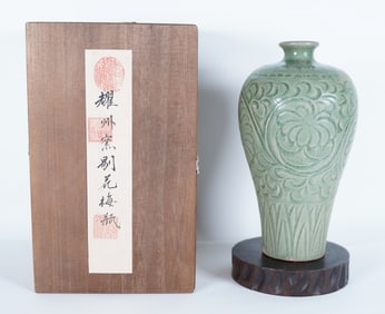 Chinese celadon fine vase with box