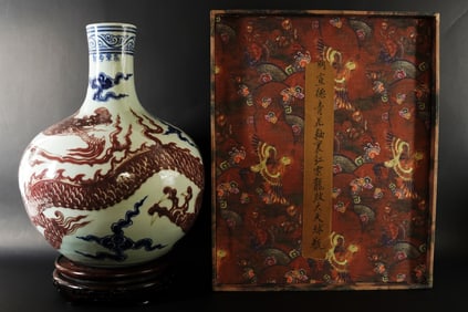 Chinese fine dragon vase with box